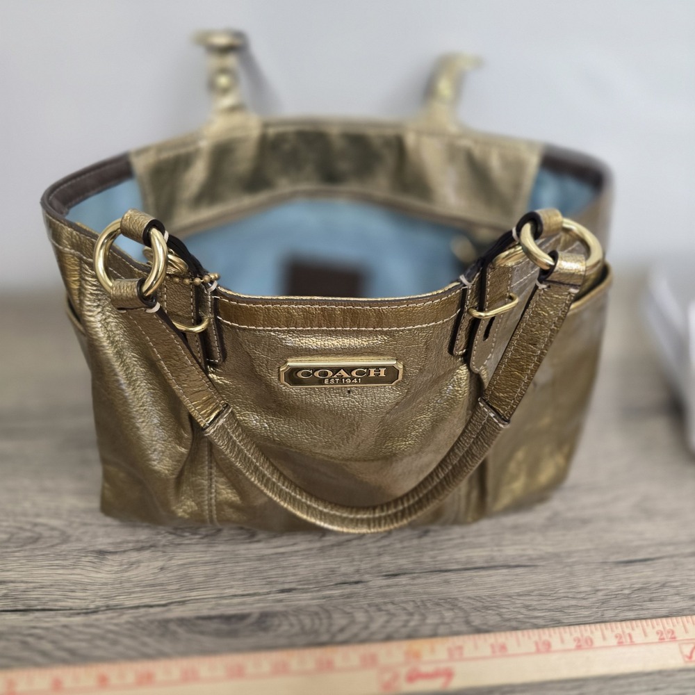Coach F15253 Shoulder Handbag Color Gold In Patent Genuine Leather Gold Hardware - Picture 4 of 16